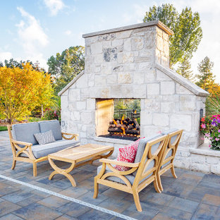 Geräumiger Klassischer Garten hinter dem Haus mit Kamin und Betonplatten in Salt Lake City