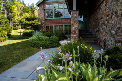 На фото: большой летний участок и сад на переднем дворе в классическом стиле с садовой дорожкой или калиткой, полуденной тенью и покрытием из каменной брусчатки с