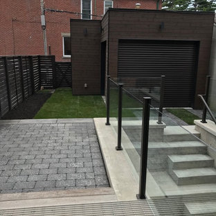 Kleiner, Halbschattiger Moderner Garten hinter dem Haus mit Sichtschutz und Betonplatten in Toronto