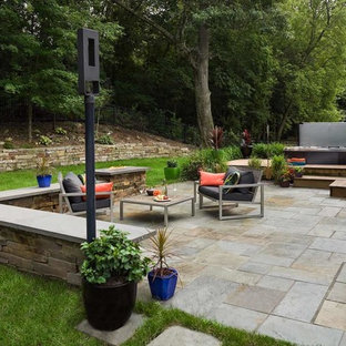 Kleiner, Halbschattiger Moderner Garten im Sommer, hinter dem Haus mit Kamin und Natursteinplatten in Minneapolis
