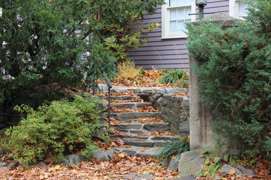 Diseño de camino de jardín clásico de tamaño medio en otoño en patio lateral con exposición parcial al sol y adoquines de piedra natural