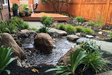 Свежая идея для дизайна: сад с прудом среднего размера на заднем дворе в классическом стиле с настилом - отличное фото интерьера