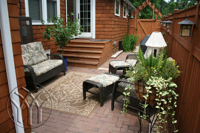 This is an example of a contemporary courtyard landscaping in Minneapolis.