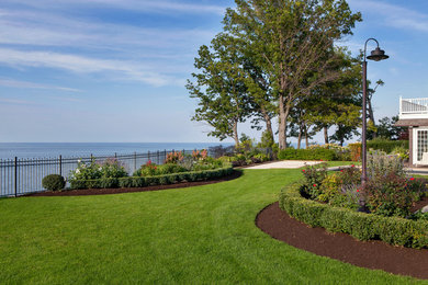 Großer Klassischer Garten hinter dem Haus mit direkter Sonneneinstrahlung und Mulch in Cleveland