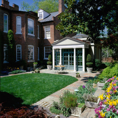 Inspiration for a traditional backyard landscaping in DC Metro.