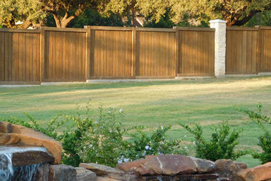 Inspiration for a traditional landscaping in Dallas.
