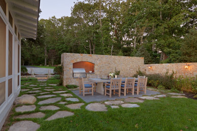 На фото: большой тенистый участок и сад на боковом дворе в современном стиле с покрытием из каменной брусчатки