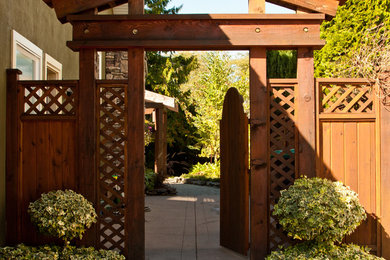 Imagen de jardín tradicional de tamaño medio en patio lateral con adoquines de ladrillo