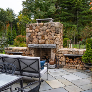 Mittelgroßer Klassischer Garten hinter dem Haus mit Kamin, direkter Sonneneinstrahlung und Natursteinplatten in Boston