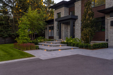 Inspiration for a mid-sized transitional landscaping in Toronto.