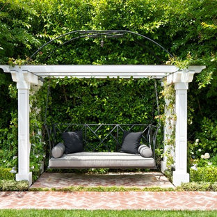 Ispirazione per un giardino classico dietro casa con pavimentazioni in mattoni