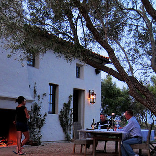 Mittelgroßer Mediterraner Garten im Frühling mit direkter Sonneneinstrahlung und Kamin in Santa Barbara