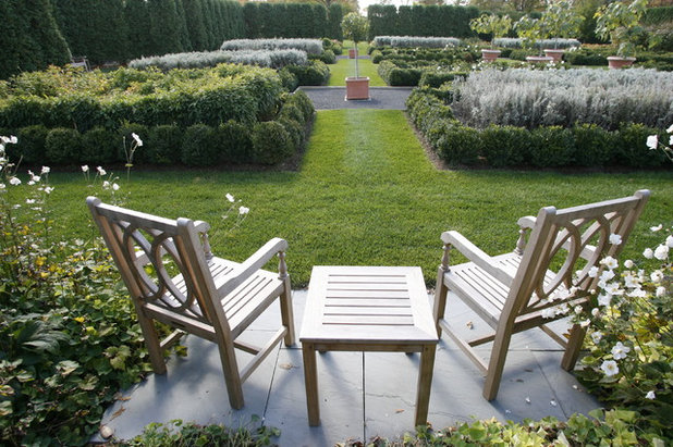 Traditional Garden by The Todd Group