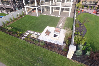 Modelo de jardín de secano actual de tamaño medio en patio trasero con exposición total al sol y adoquines de piedra natural