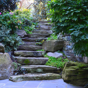 Immagine di un grande giardino chic esposto a mezz'ombra dietro casa con un ingresso o sentiero e pavimentazioni in pietra naturale