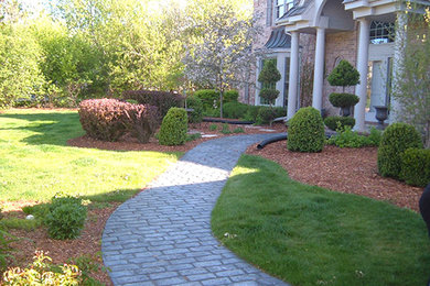 Immagine di un grande giardino contemporaneo davanti casa con un ingresso o sentiero e pavimentazioni in pietra naturale