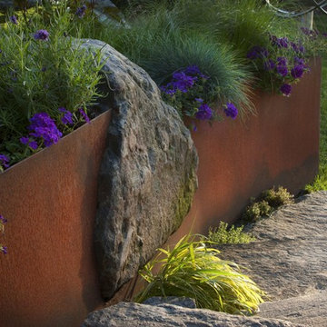 Steel and stone retaining walll