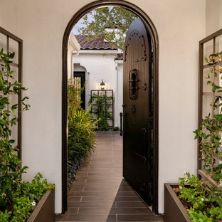 Großer, Halbschattiger Moderner Garten im Sommer, hinter dem Haus mit Kamin, Betonplatten und Metallzaun in Phoenix