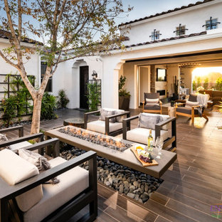 Großer, Halbschattiger Moderner Garten im Sommer, hinter dem Haus mit Kamin, Betonplatten und Metallzaun in Phoenix