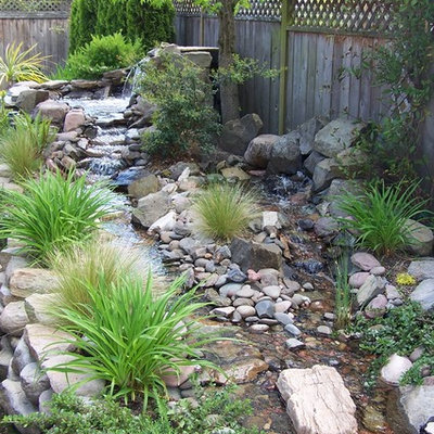 Inspiration for a traditional landscaping in Portland.