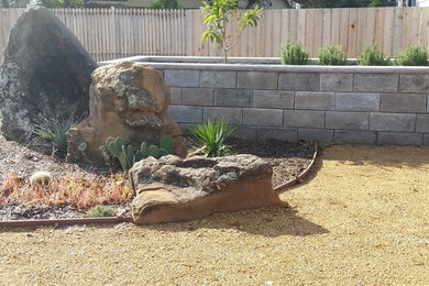 Ejemplo de jardín rústico grande en patio delantero con jardín francés, jardín de macetas, exposición total al sol y adoquines de piedra natural