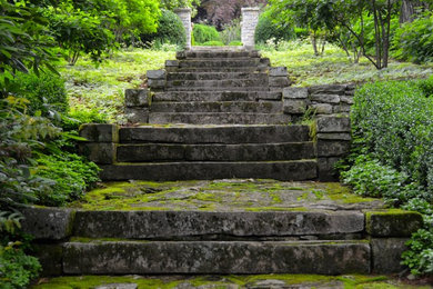 Foto de camino de jardín tradicional grande con exposición reducida al sol y adoquines de piedra natural