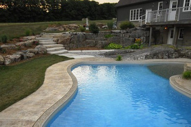 Design ideas for a large transitional backyard landscaping in Toronto.