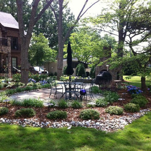 Großer, Halbschattiger Klassischer Garten hinter dem Haus mit Kamin und Natursteinplatten in Charlotte