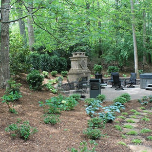 Große, Halbschattige Klassische Gartenkamin hinter dem Haus mit Natursteinplatten in Charlotte