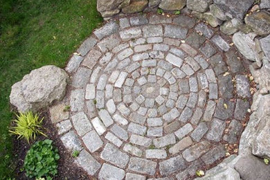 Ispirazione per un giardino design con pavimentazioni in pietra naturale