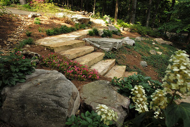 Modelo de camino de jardín tradicional grande en primavera en ladera con exposición parcial al sol y adoquines de piedra natural