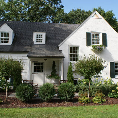 Inspiration for a mid-sized traditional full sun front yard mulch garden path in Minneapolis.