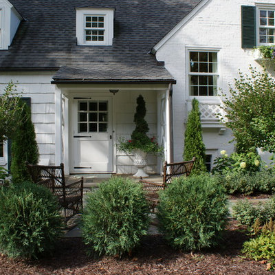 Photo of a mid-sized traditional full sun front yard mulch garden path in Minneapolis.