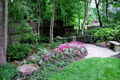 Inspiration for a transitional landscaping in Raleigh.