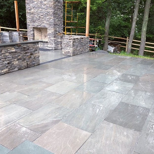 Halbschattige Moderne Gartenkamin hinter dem Haus, im Sommer mit Natursteinplatten in New York