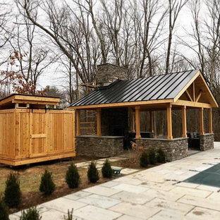 Halbschattiger Moderner Garten im Sommer, hinter dem Haus mit Kamin und Natursteinplatten in New York