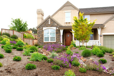 На фото: весенний засухоустойчивый сад среднего размера на заднем дворе в стиле неоклассика (современная классика) с дорожками, полуденной тенью и мощением тротуарной плиткой