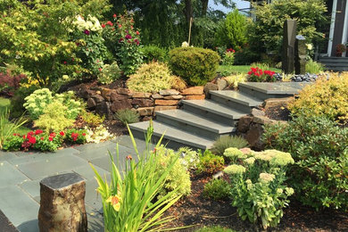 シアトルにあるお手頃価格の中くらいな、夏のラスティックスタイルのおしゃれな庭 (庭への小道、日向、天然石敷き) の写真