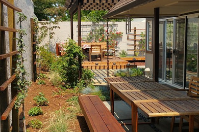 Ejemplo de jardín asiático de tamaño medio en patio lateral con jardín francés, exposición parcial al sol y mantillo