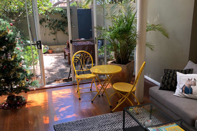 Imagen de jardín clásico de tamaño medio en primavera en patio con privacidad, exposición parcial al sol y adoquines de ladrillo