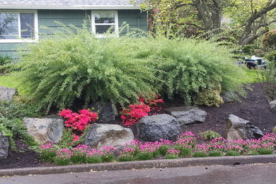 Inspiration for a mid-sized traditional drought-tolerant and partial sun front yard landscaping in Portland.