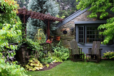 Modelo de jardín de estilo americano de tamaño medio en patio trasero con jardín francés