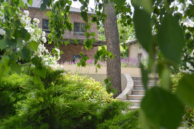 Источник вдохновения для домашнего уюта: большой солнечный, весенний регулярный сад на заднем дворе в средиземноморском стиле с хорошей освещенностью и мощением тротуарной плиткой