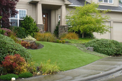 Design ideas for a mid-sized craftsman drought-tolerant and partial sun front yard mulch landscaping in Portland.