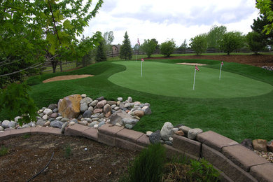 Großer Moderner Garten hinter dem Haus mit Sportplatz in Denver