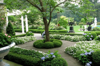 Foto de jardín extra grande en patio trasero con jardín francés