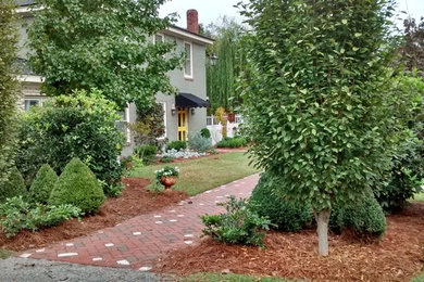 Design ideas for a traditional landscaping in Raleigh.
