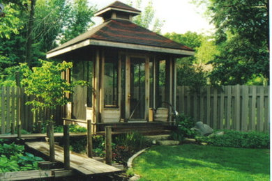 Modelo de jardín tradicional pequeño en patio trasero con jardín francés, exposición parcial al sol y entablado