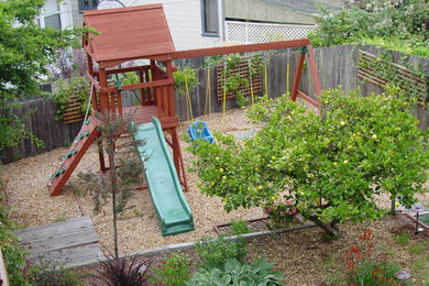 Идея дизайна: маленький летний засухоустойчивый сад на заднем дворе в викторианском стиле с детским городком, полуденной тенью и покрытием из гравия для на участке и в саду
