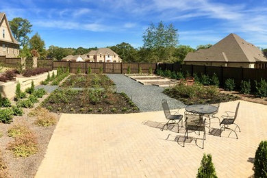 Geometrischer, Geräumiger Klassischer Garten hinter dem Haus mit direkter Sonneneinstrahlung und Betonboden in Atlanta